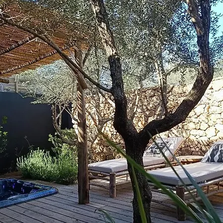 Les Du Maquis فندق